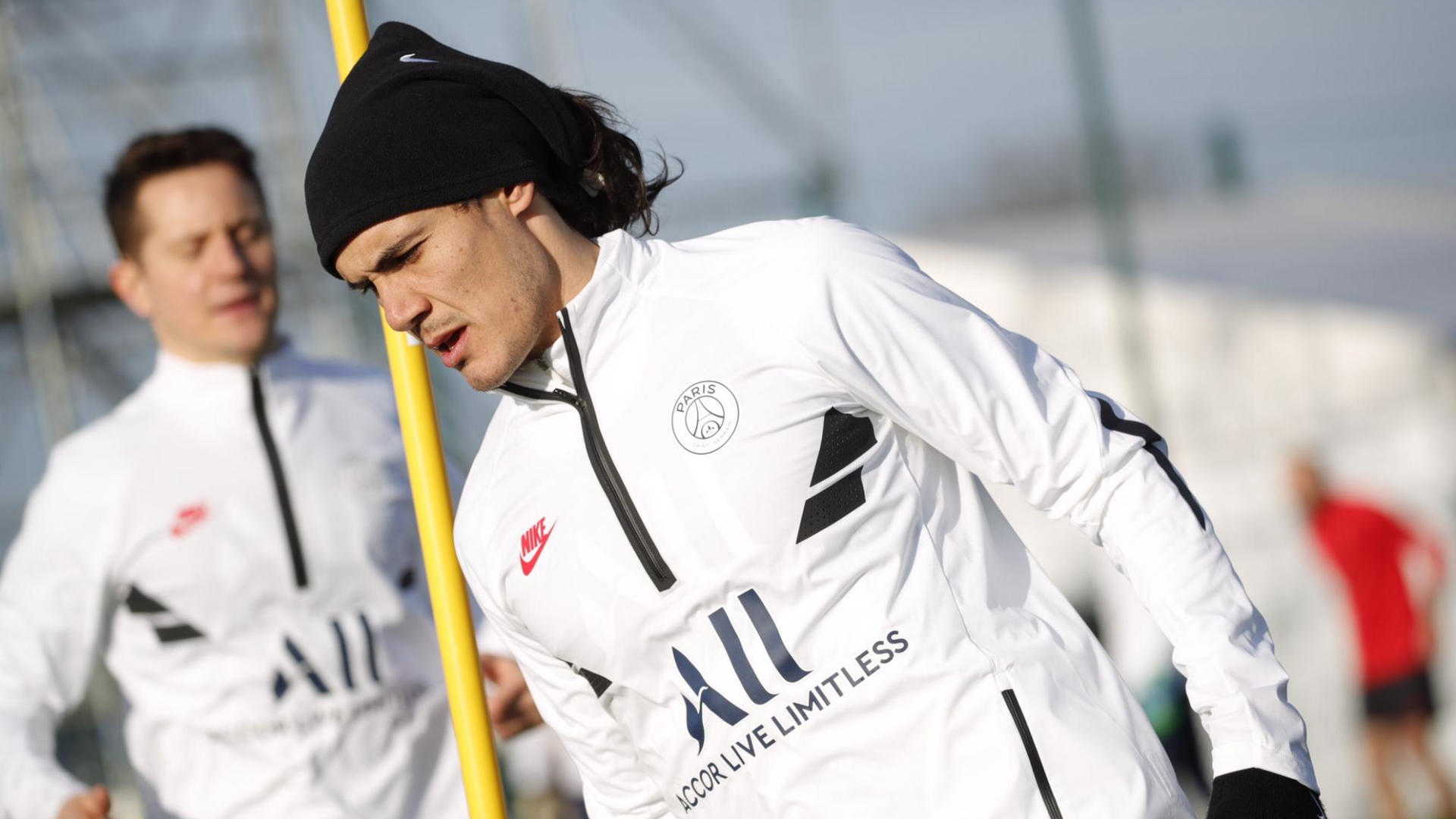 Representante de Cavani revela que hay cuatro equipos interesados