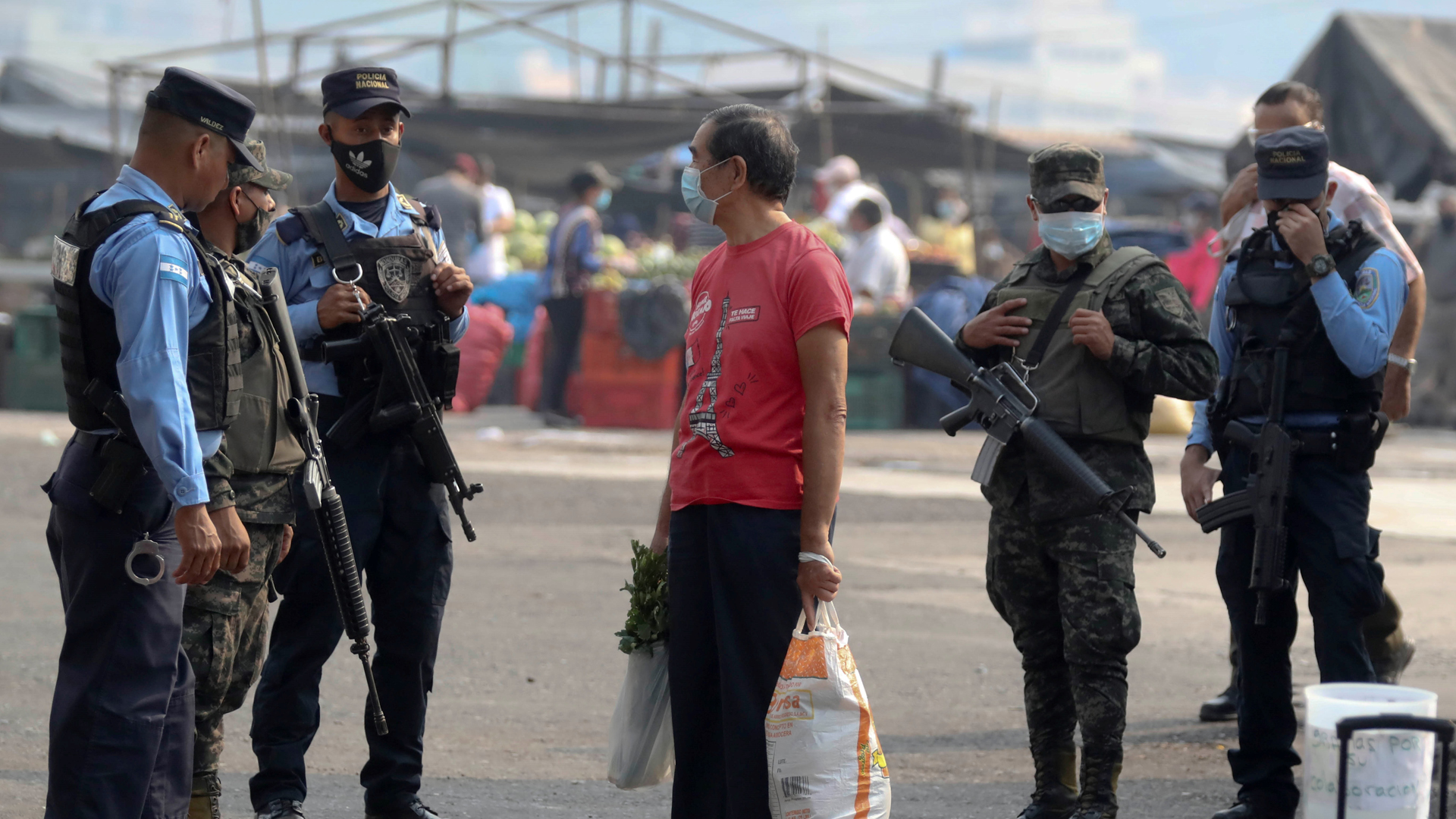 Honduras respalda uso de la fuerza pública para hacer valer toque de queda
