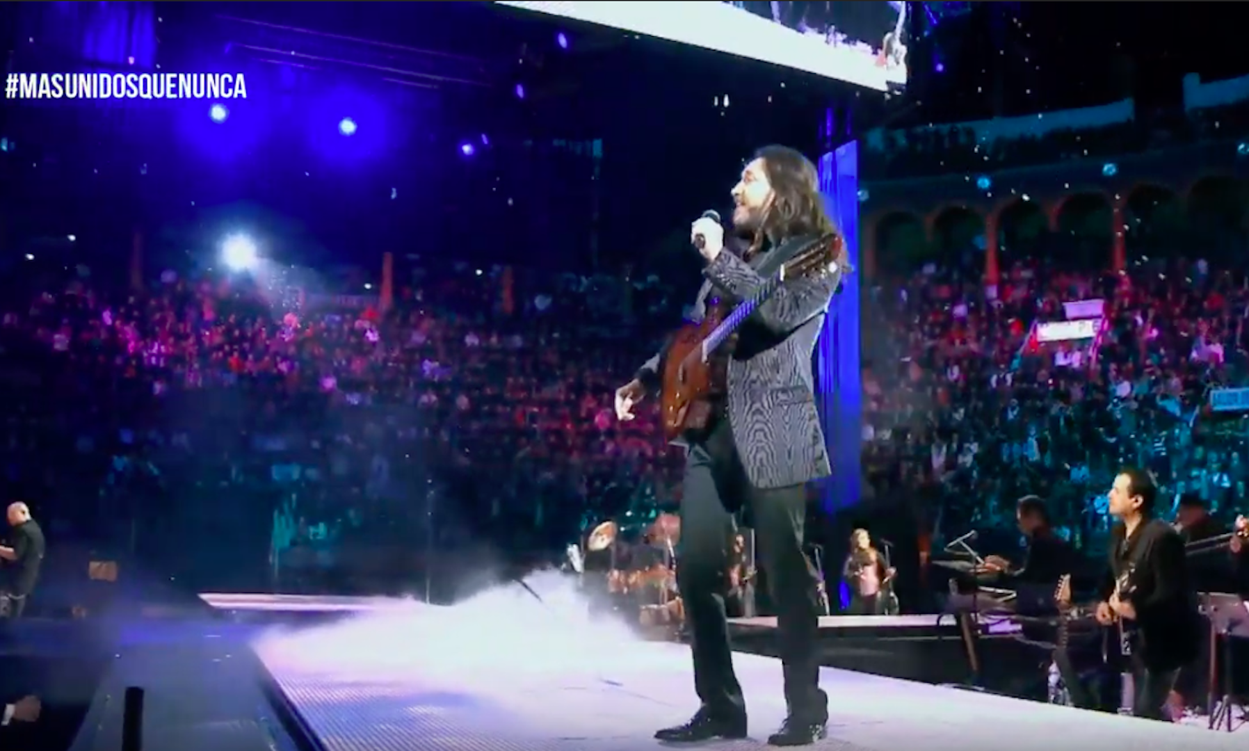 #Video El Buki comparte concierto a través de YouTube