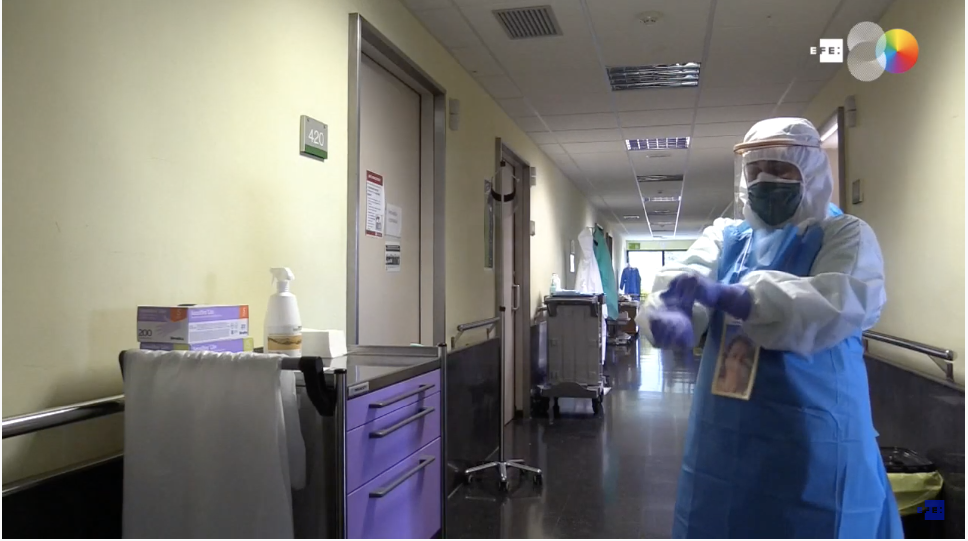 Enfermeras se cuelgan su retrato para que se sepa quién hay tras el Equipo de Protección