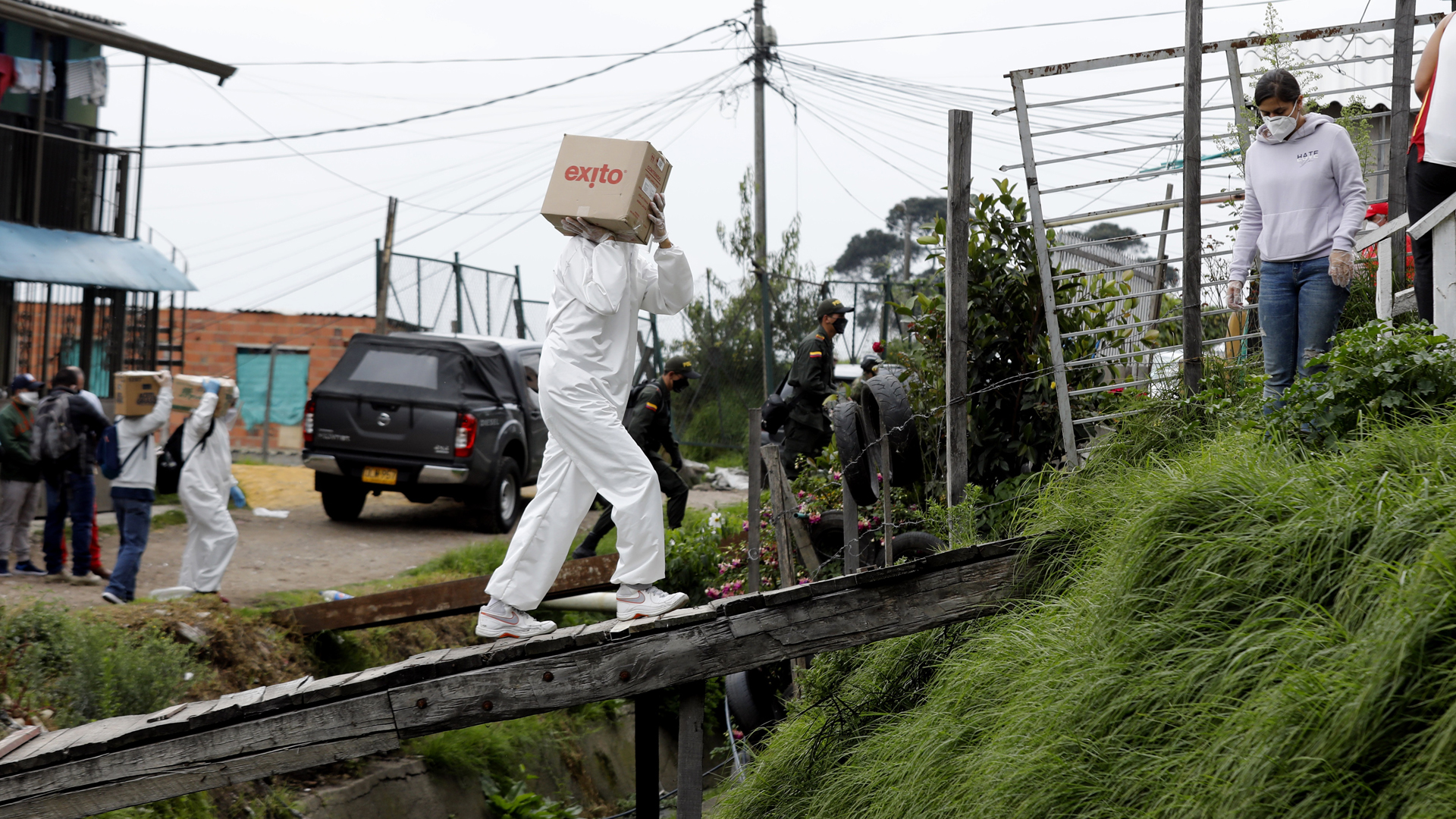 Colombia registra saqueos ante extensión de cuarentena - entrega-de-alimentos-a-personas-de-escasos-recursos-en-bogota