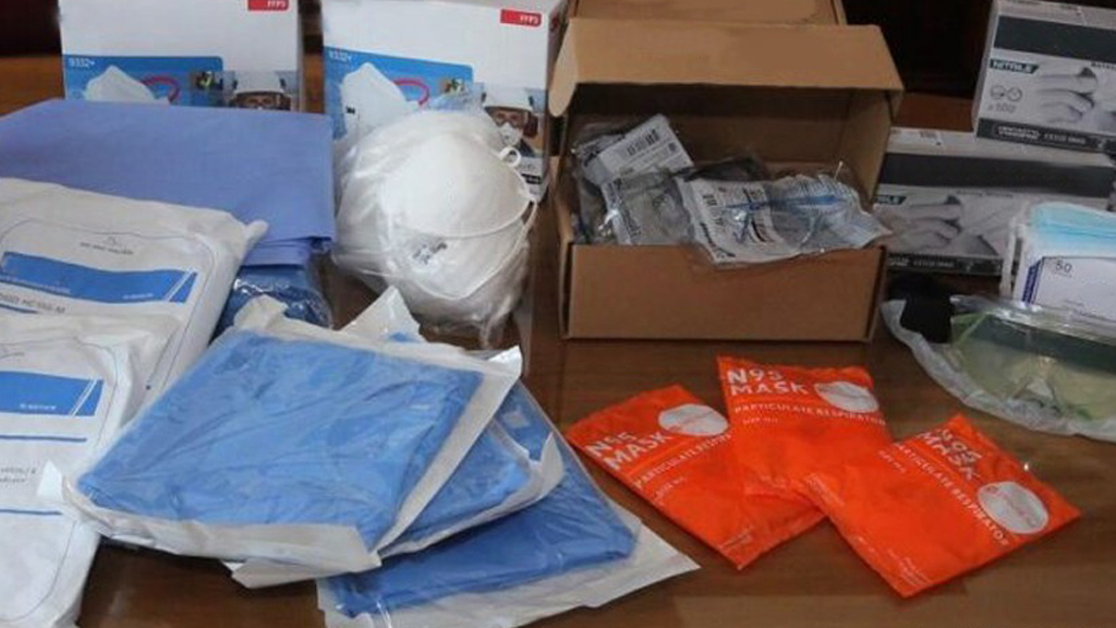 Rector de la UNAM entrega 4 mil 500 kits de protección a médicos residentes