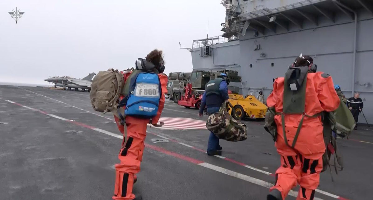 Francia pone en cuarentena a marinos de portaaviones por COVID-19 - equipo-medico-en-porta-aviones-frances