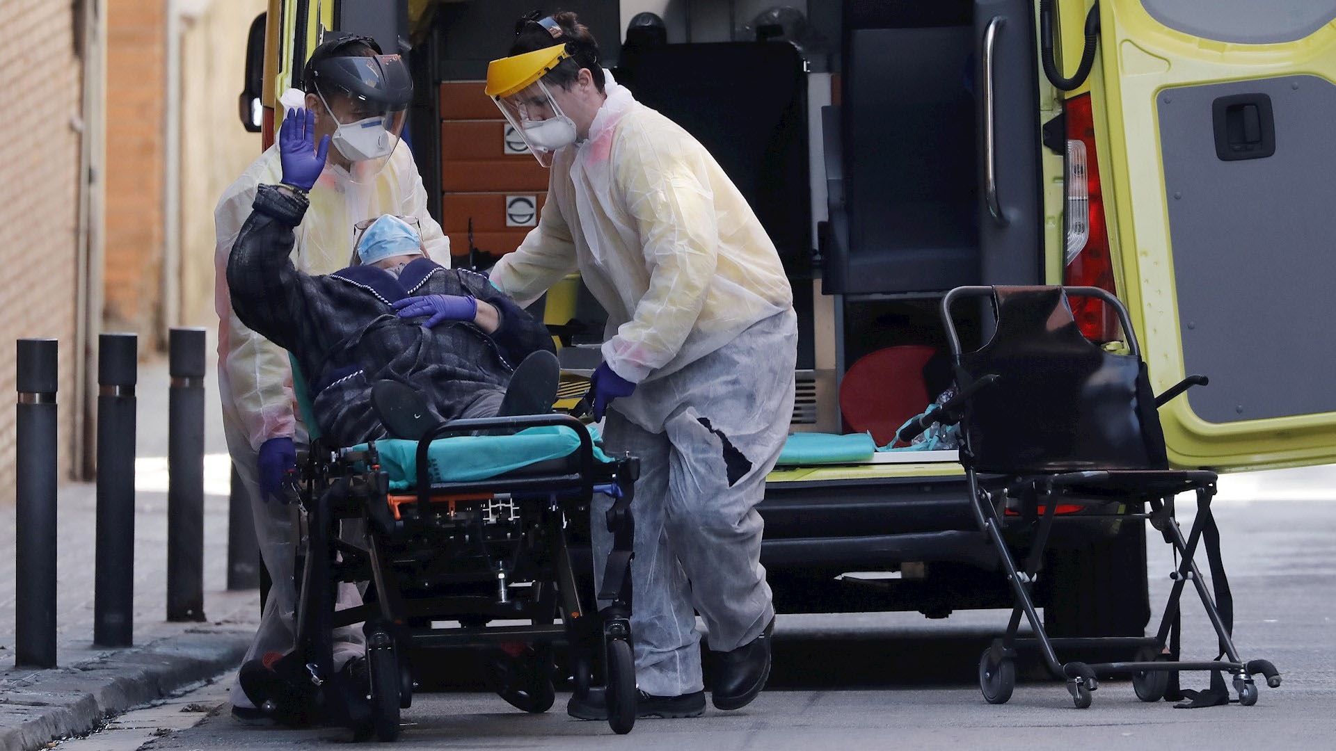 España suma 13 mil 55 muertos por COVID-19; casos van a la baja