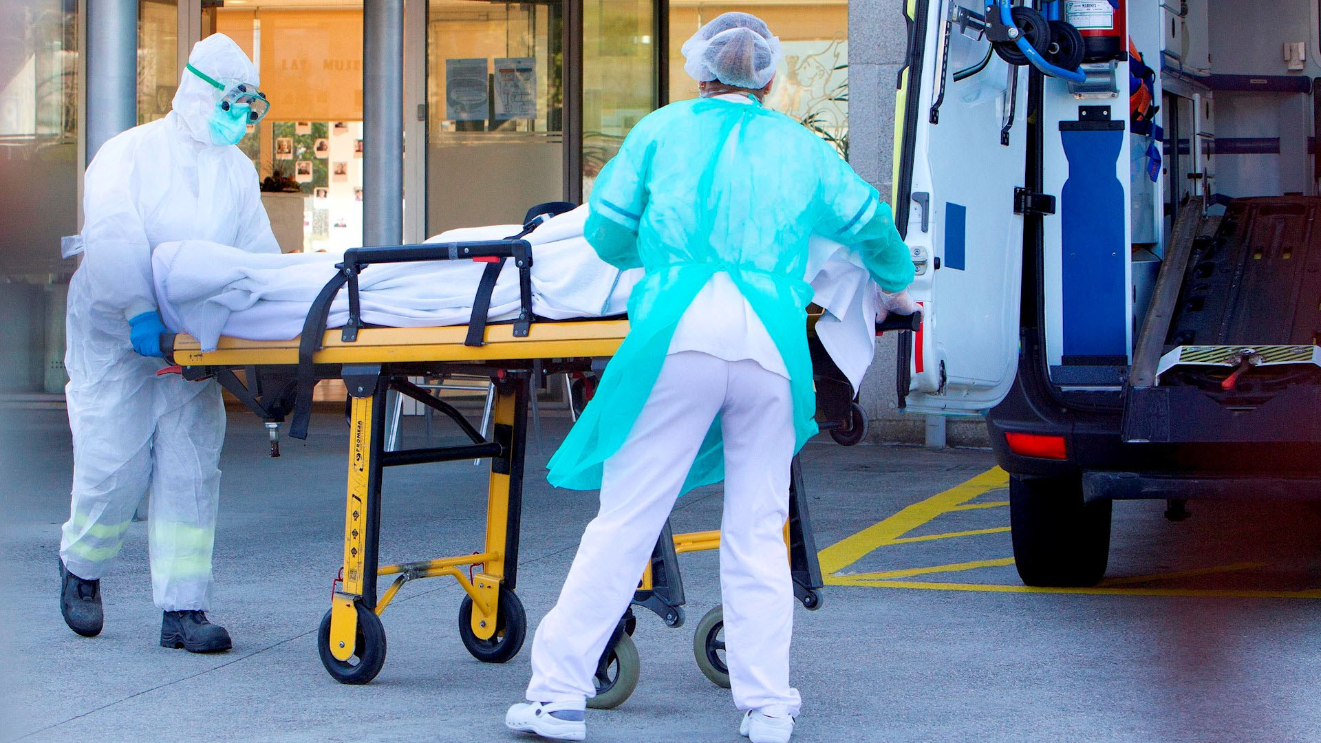 España suma 18 mil 56 muertos por COVID-19