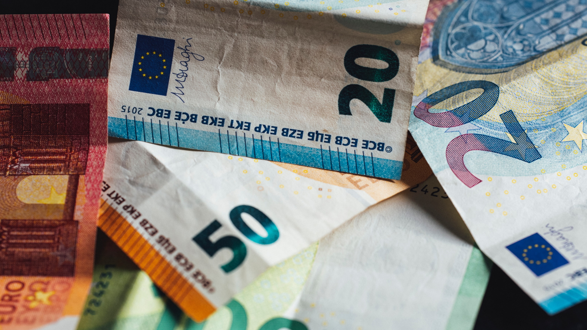 El euro cae tras el aumento de las sanciones contra Rusia