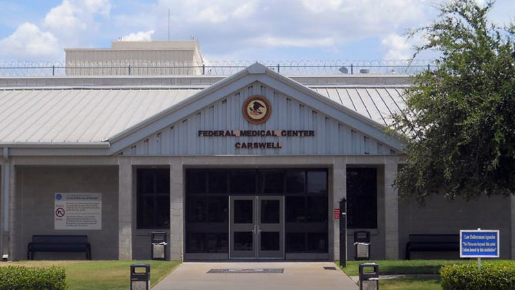 Muere primera reclusa con COVID-19 en EE.UU.