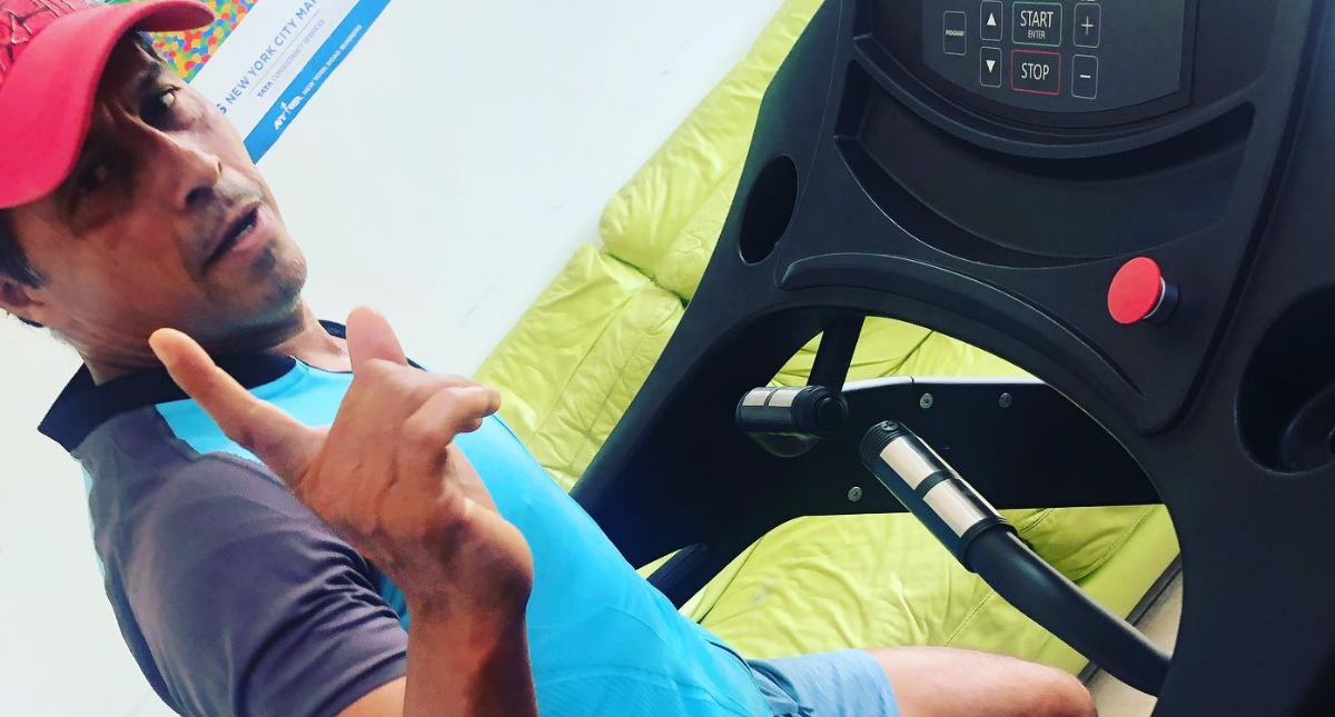 Germán Silva corre maratón desde su casa para homenajear a personal médico