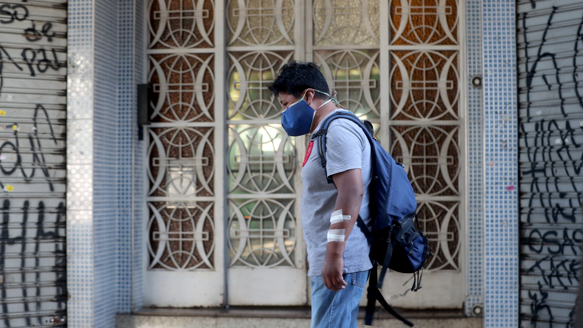 Muertes por COVID-19 en Brasil llegan a 3 mil 670 en medio de crisis política