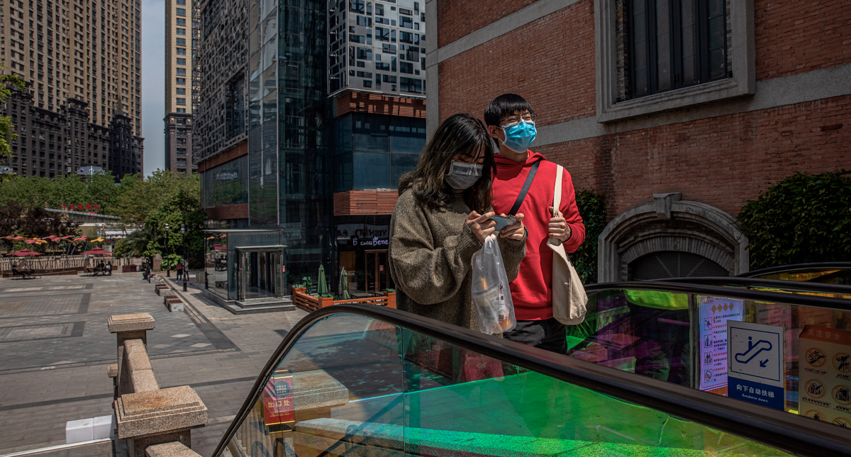 Residentes de Wuhan vuelven a las calles tras dos meses de cuarentena por COVID-19