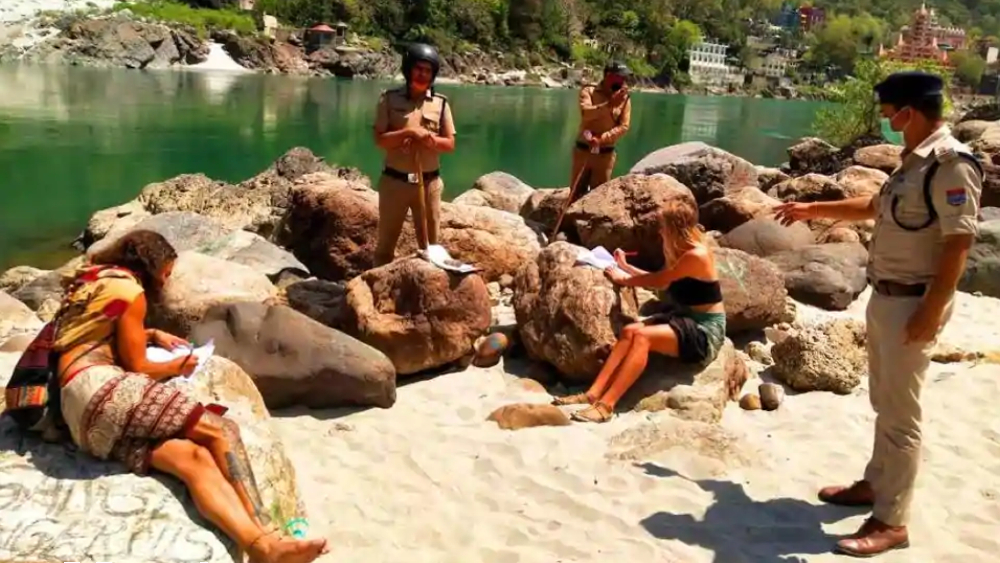 Castigan en India a extranjeros, entre ellos mexicanos, por violar confinamiento ante COVID-19