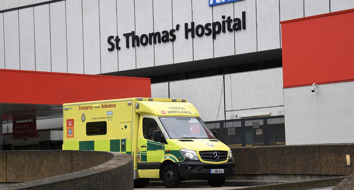 Boris Johnson “continúa mejorando” en cuidados intensivos, según Downing Street