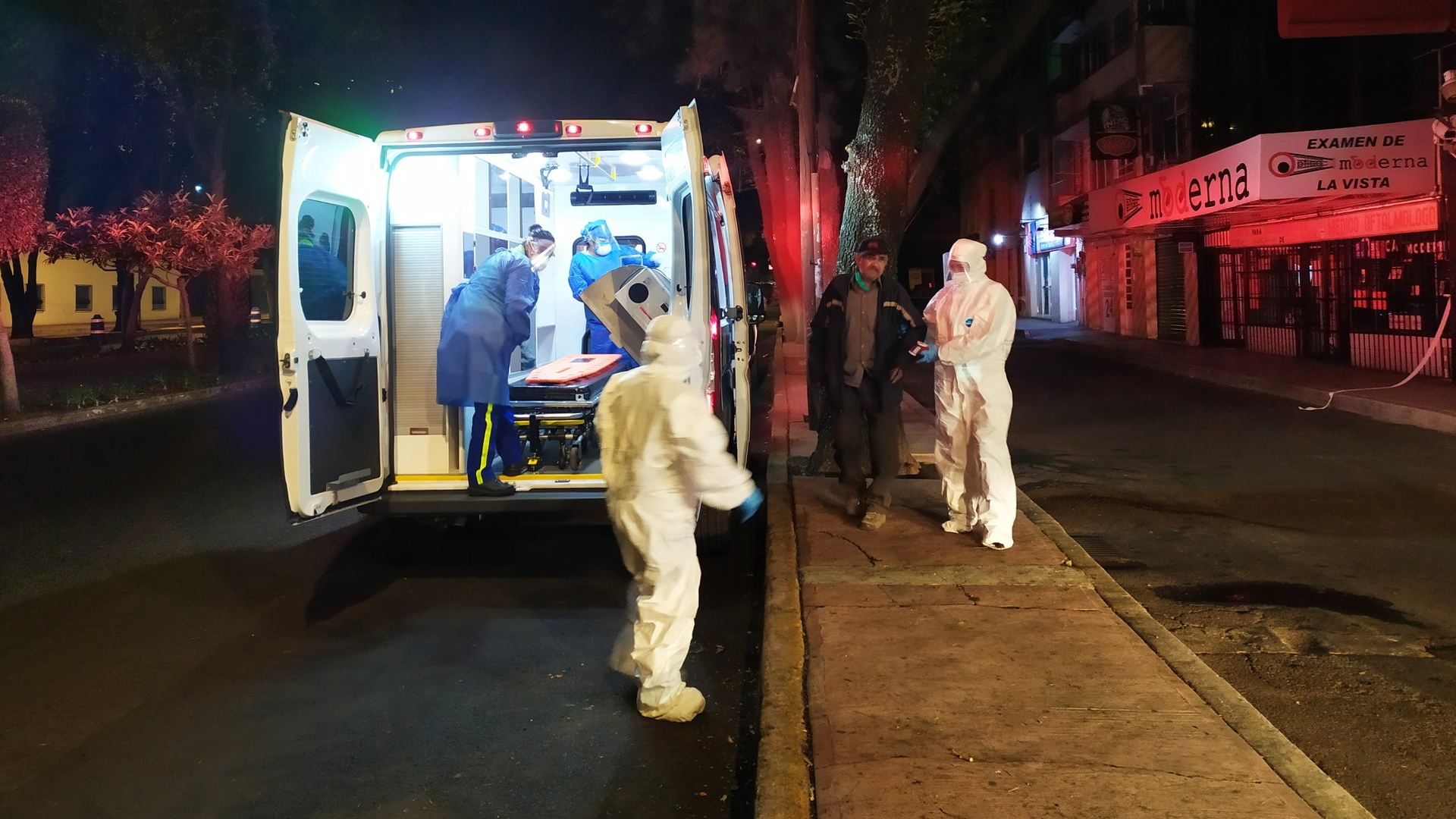 Trasladan a hospital a hombre en situación de calle con síntomas de COVID-19