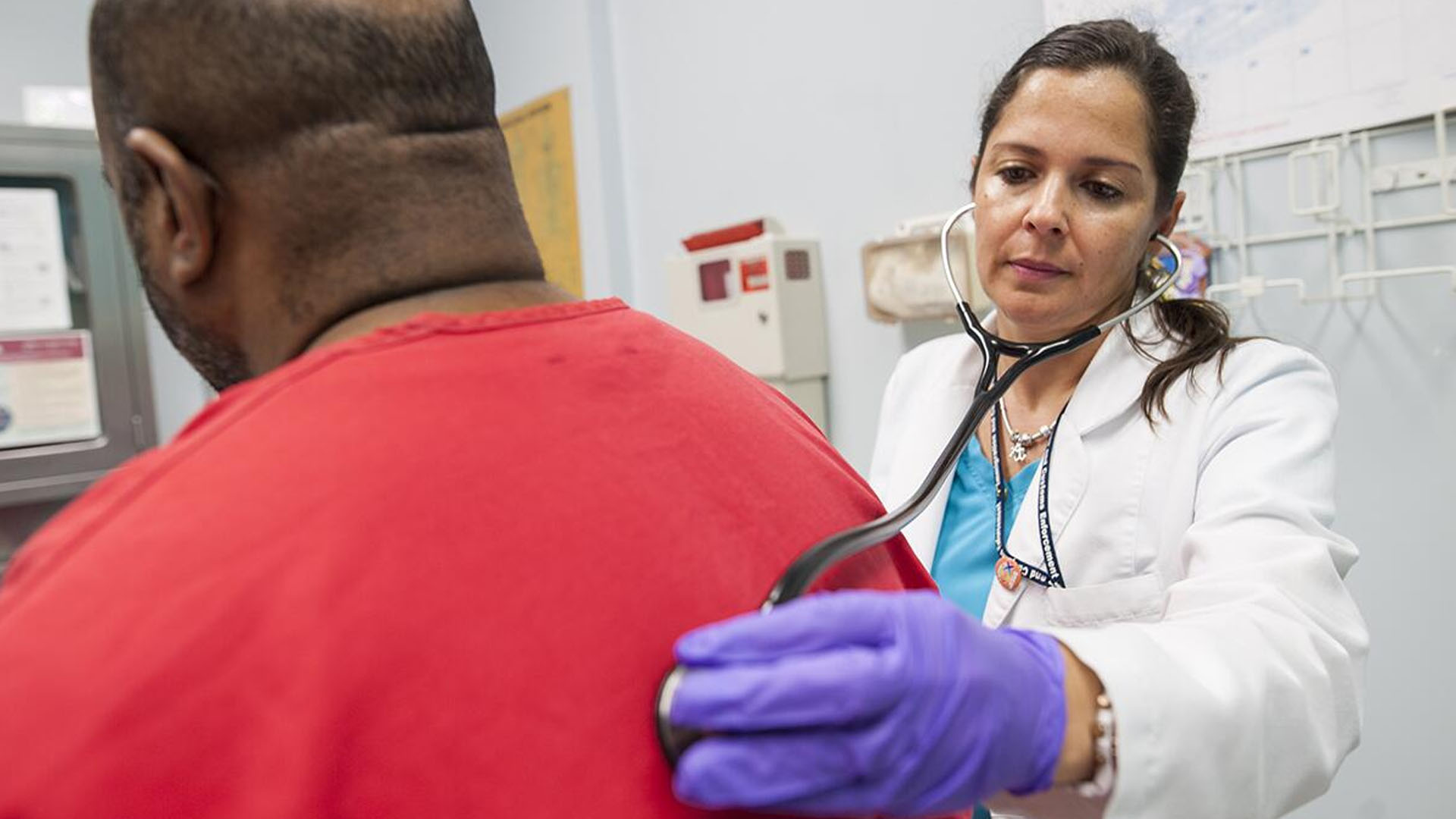 Detectan 19 casos de COVID-19 en centros de detención de EE.UU.