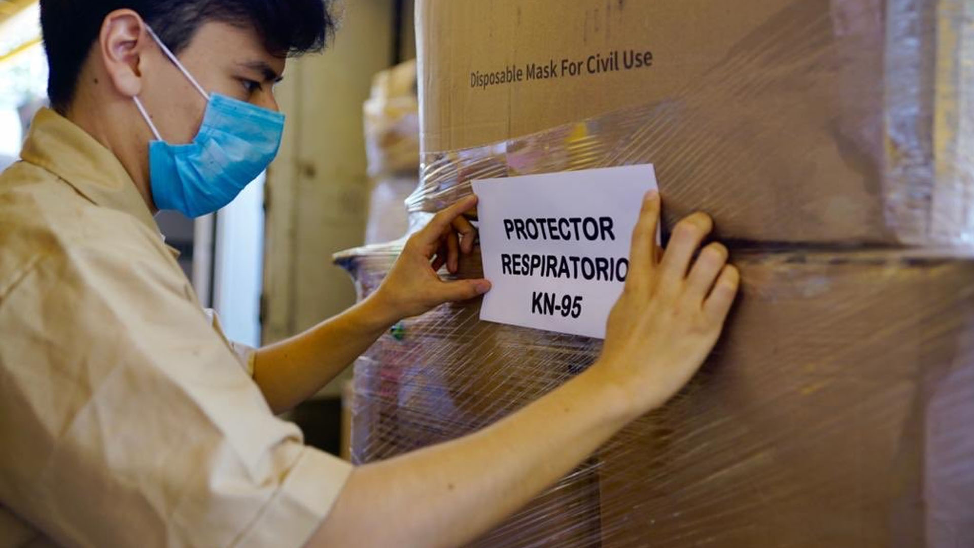 IMSS inicia entrega de mascarillas a trabajadores de la salud ante COVID-19