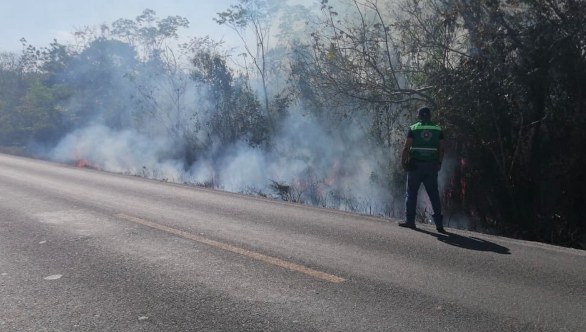Incendios forestales provocan humo y olor a quemado en Cancún