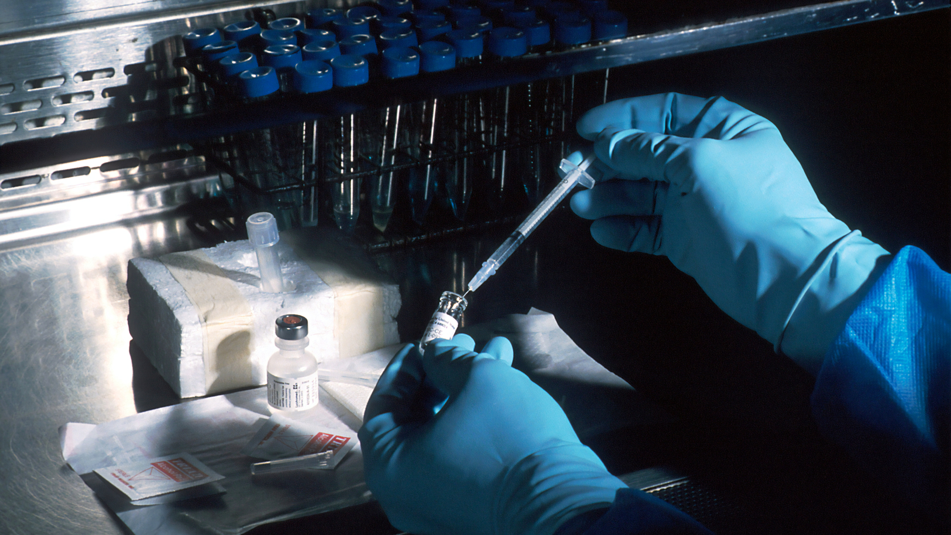 Científicos buscan inhibidores de enzima que favorece al COVID-19