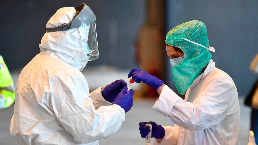 Médicos italianos que luchan contra COVID-19 protestan por falta de protección