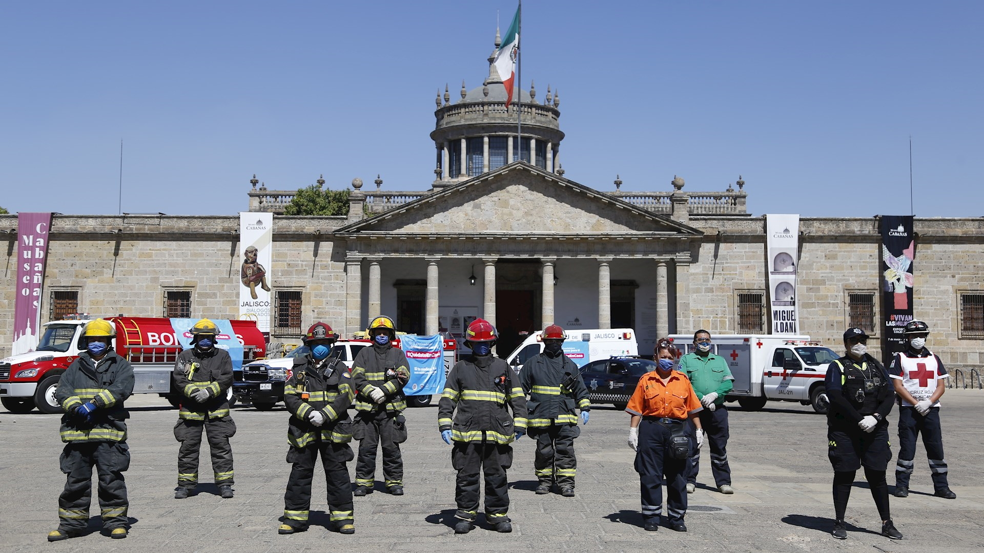 Bomberos en Jalisco rinden homenaje a médicos que atienden COVID-19