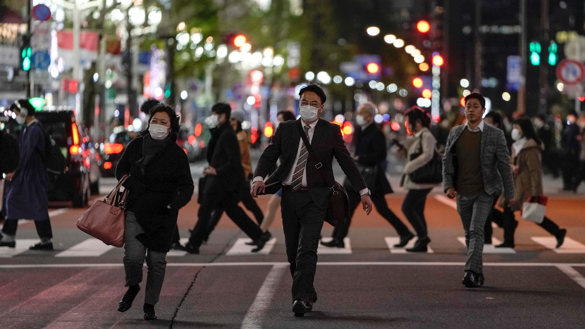 Primer ministro de Japón descarta alerta sanitaria pese a aumento en contagios de COVID-19