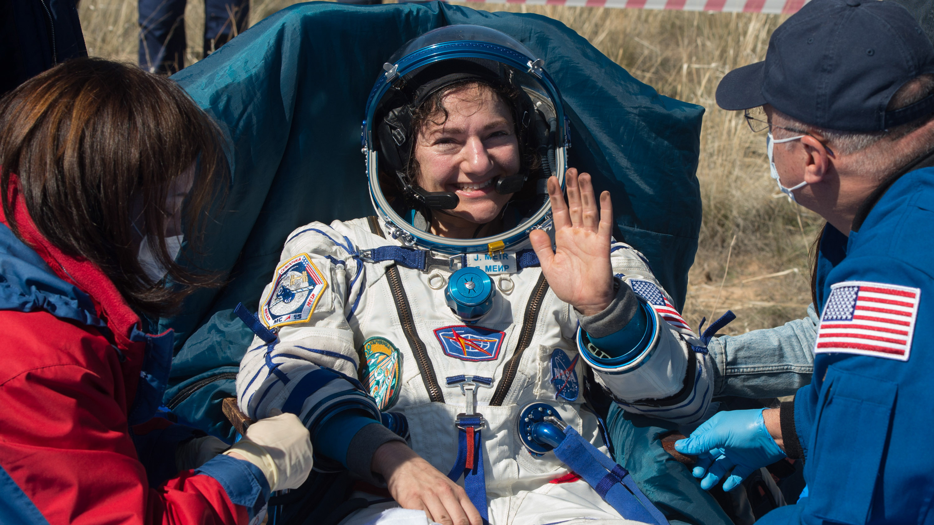 Regresan a la Tierra tres astronautas entre estrictas medidas por coronavirus - jessica-meir