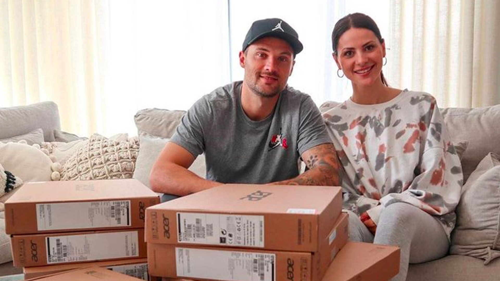 Jugador del Benfica dona laptops a niños por COVID-19