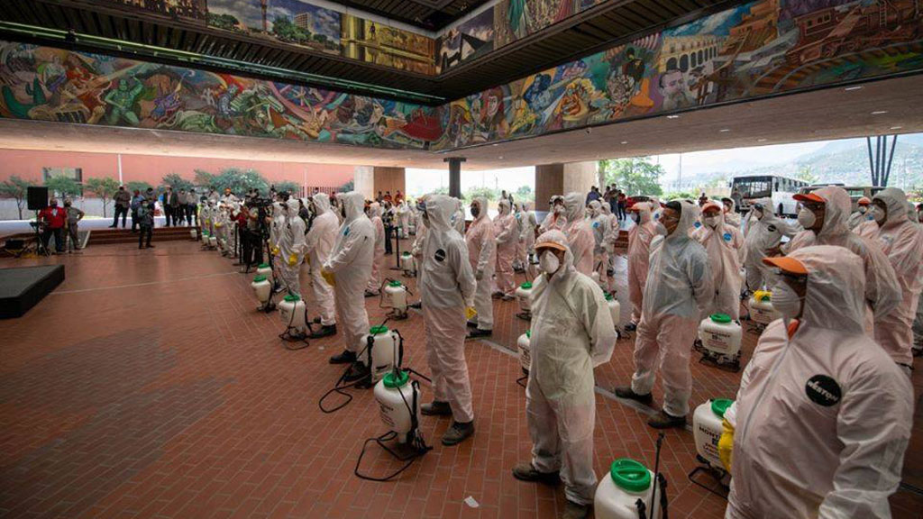 Sanitizan espacios públicos de Monterrey contra COVID-19 - la-brigada-de-sanitizacion-de-monterrey-se-compone-de-104-servidores-publicos