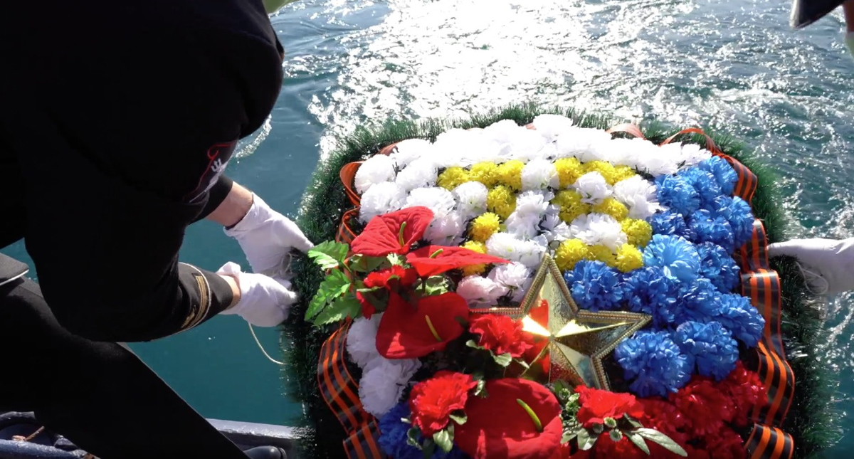 Hallan el 'Titanic soviético', hundido en 1941 - lanzamiento-de-un-ramo-de-flores-al-mar-en-honor-a-victimas-del-armenia