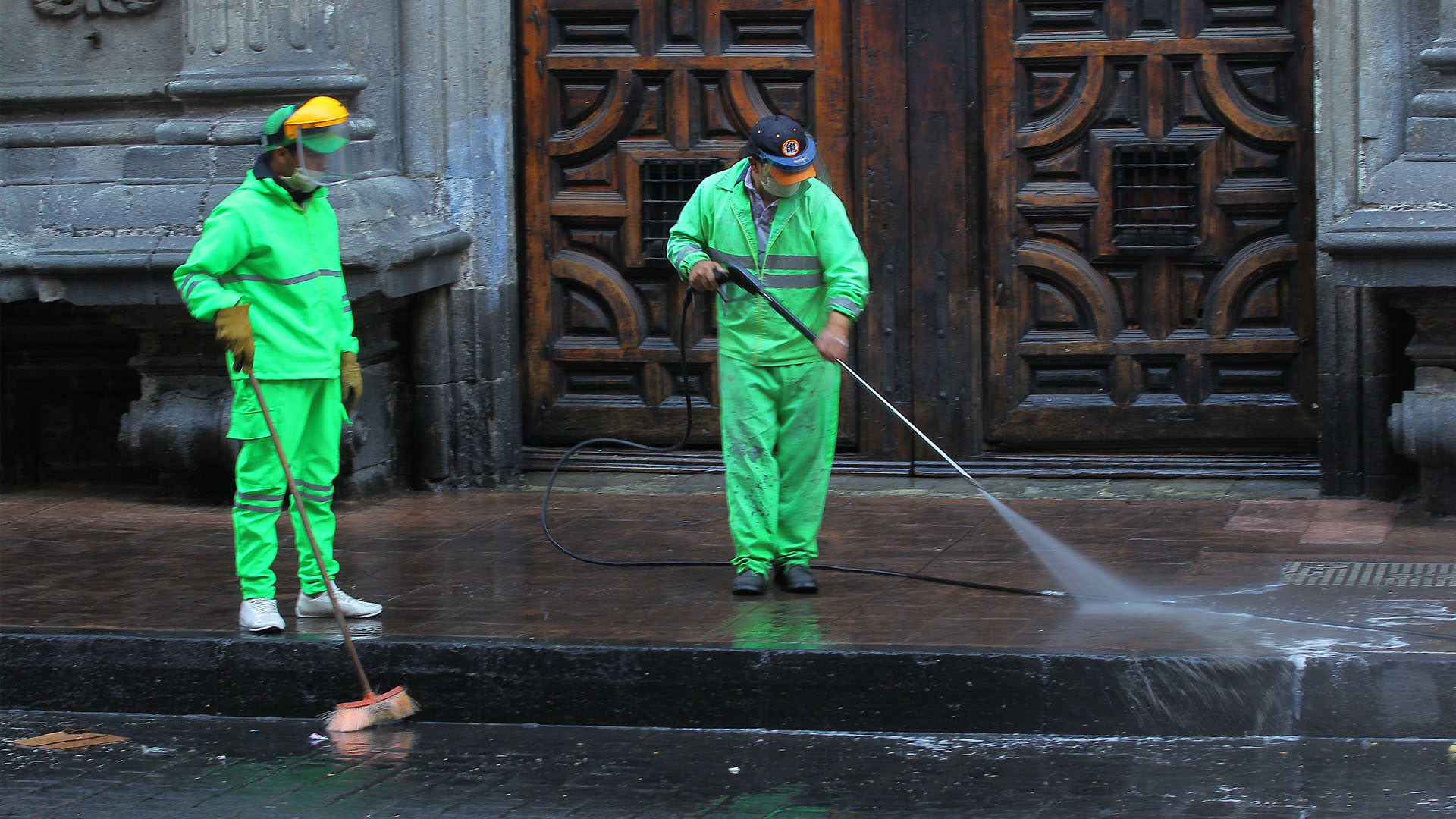 Mezclar productos de limpieza puede ser dañino para la salud: académico