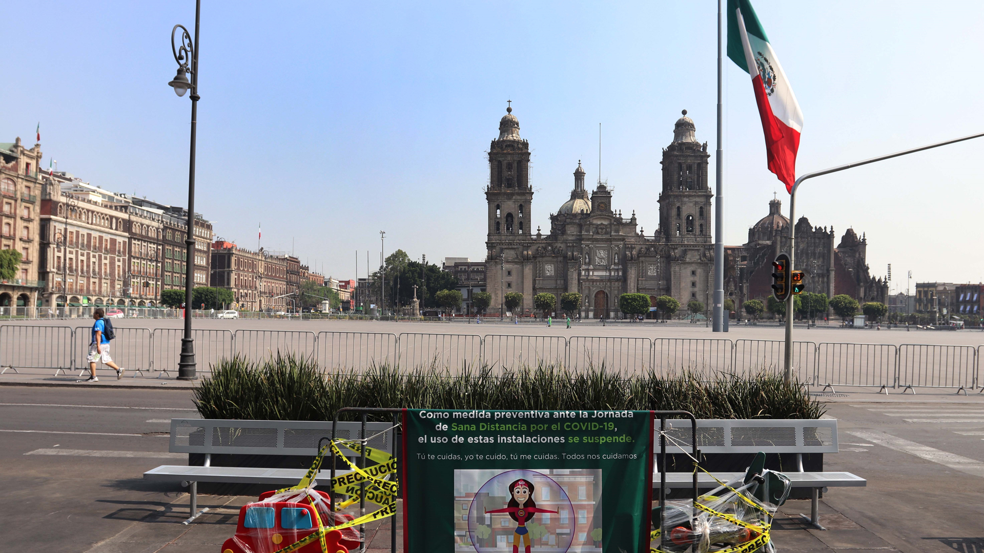 Zócalo de la Ciudad de México luce desértico por el coronavirus - los-accesos-al-zocalo-capitalino-fueron-cerados