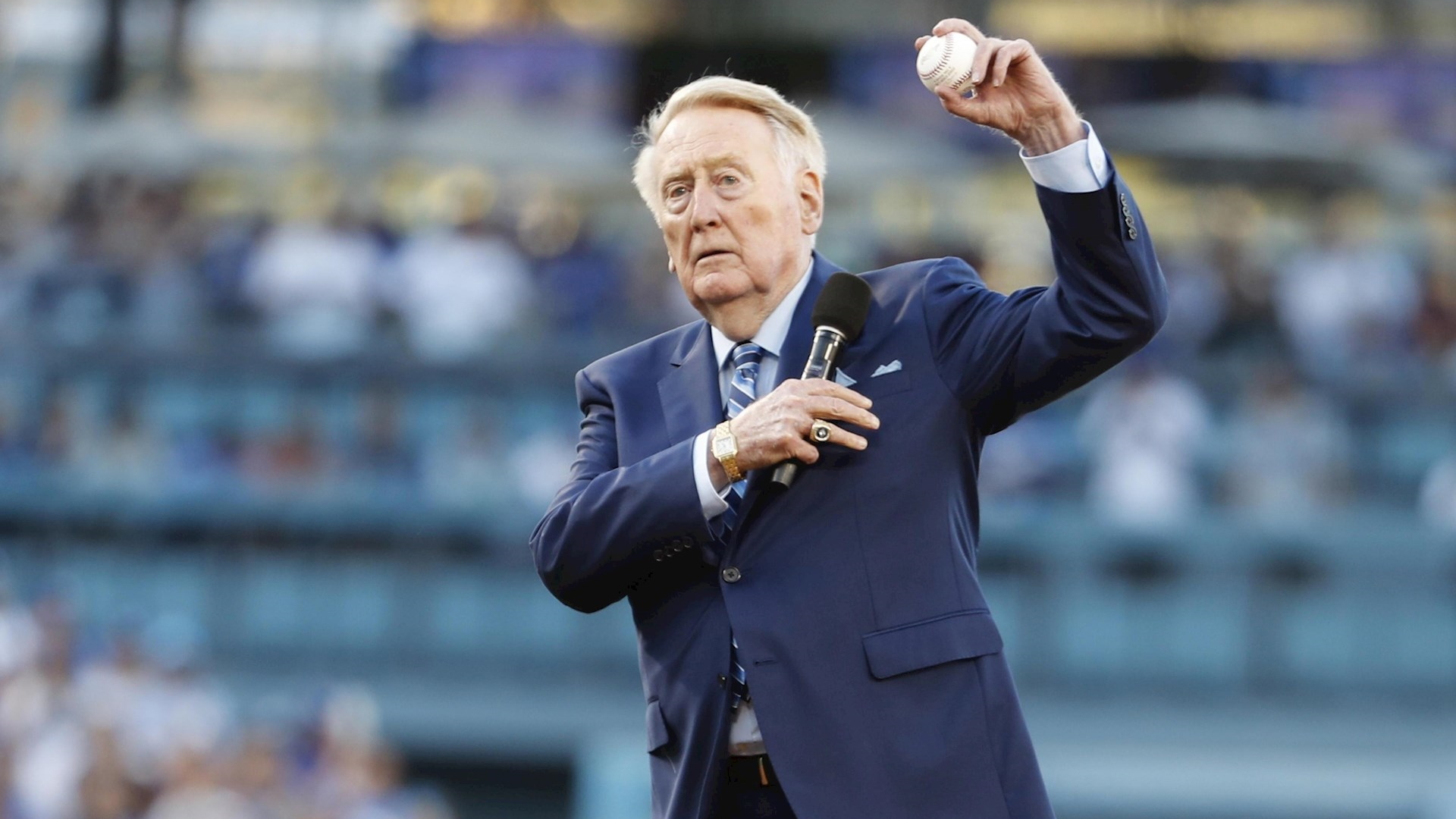 Vin Scully, exnarrador de los Dodgers, hospitalizado tras caída