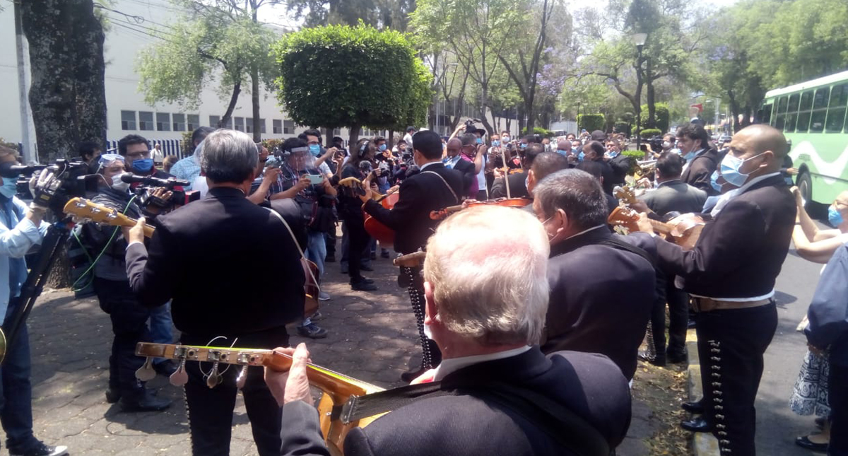 #Video Mariachis llevan serenata a pacientes y médicos del INER