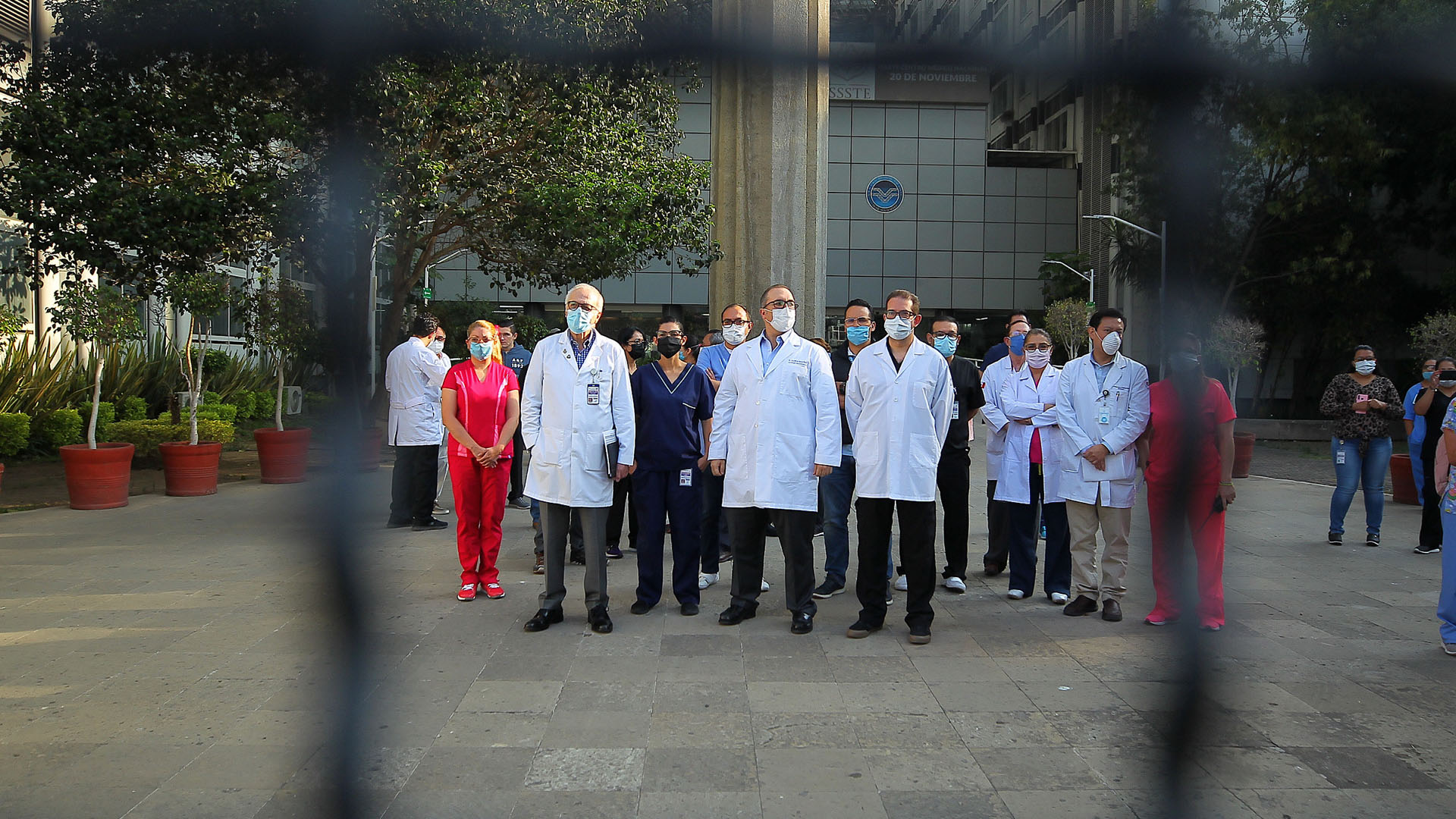 Piden a médicos de hospital del ISSSTE limpiar áreas COVID por falta de personal de limpieza