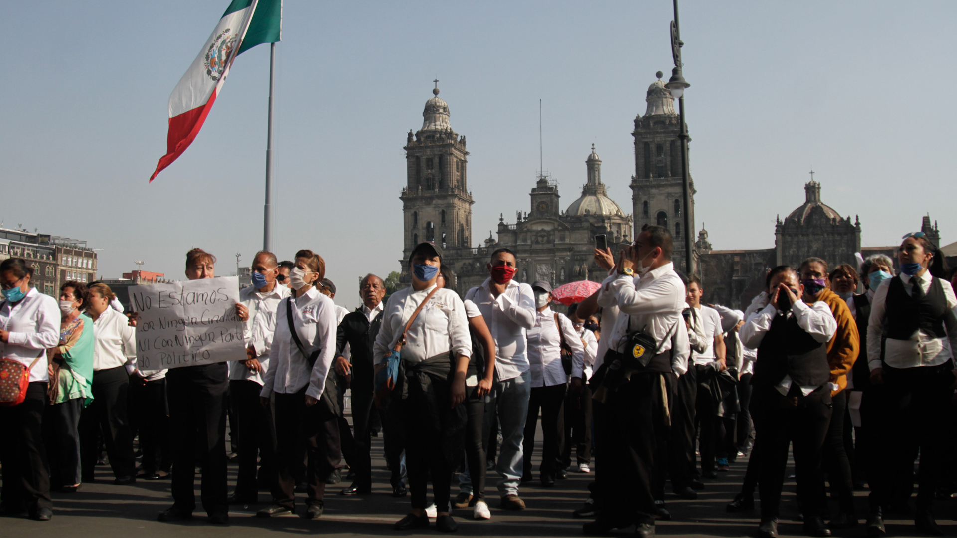 México se contagia de protestas contra abuso policial y crisis de coronavirus - meseros-afuera-de-palacio-nacional