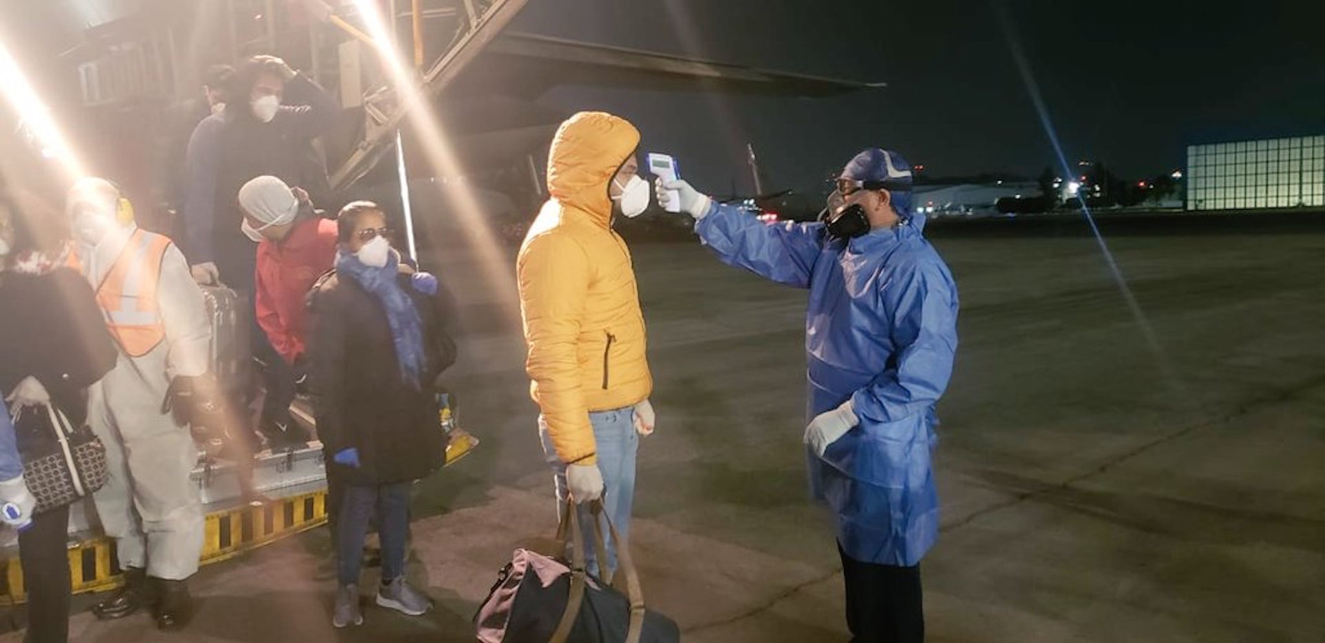 Regresan mexicanos varados en Ecuador por COVID-19