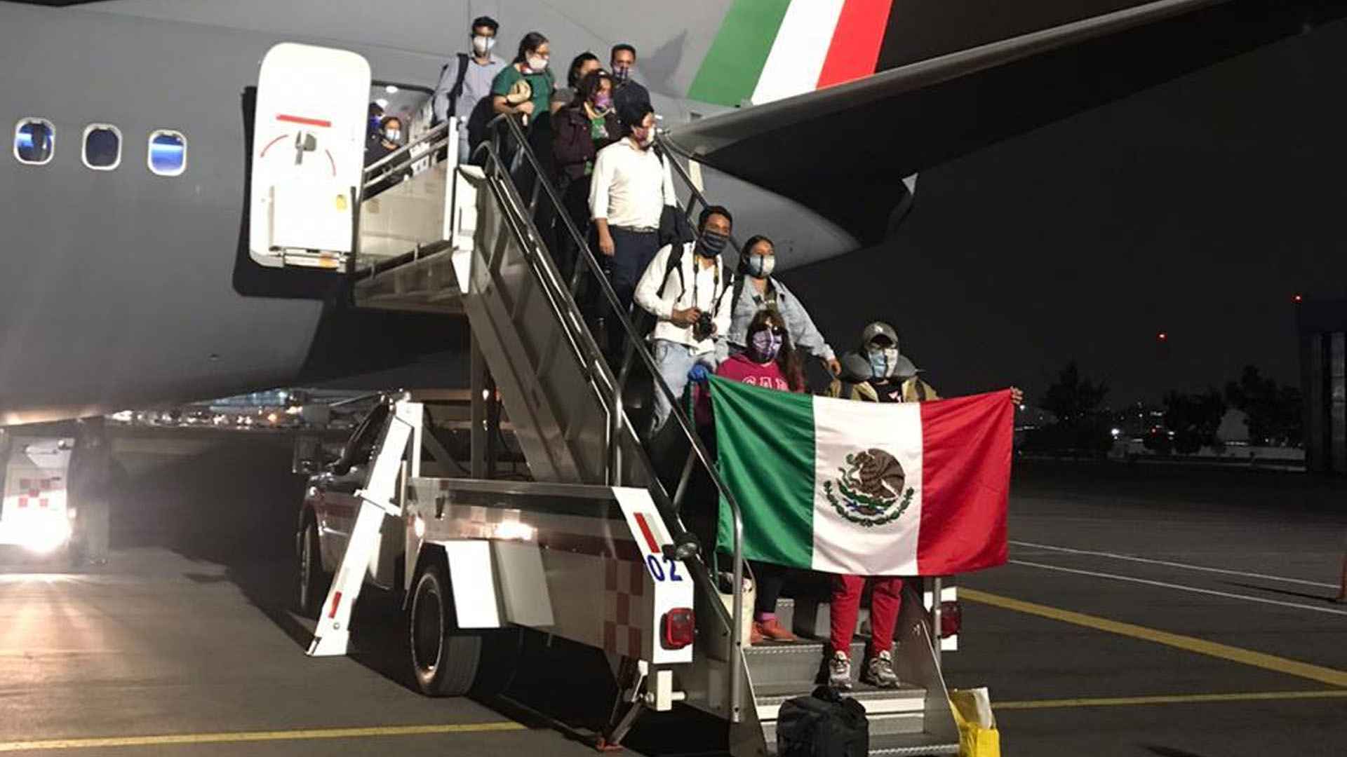 Arriban a México 152 connacionales varados en Perú