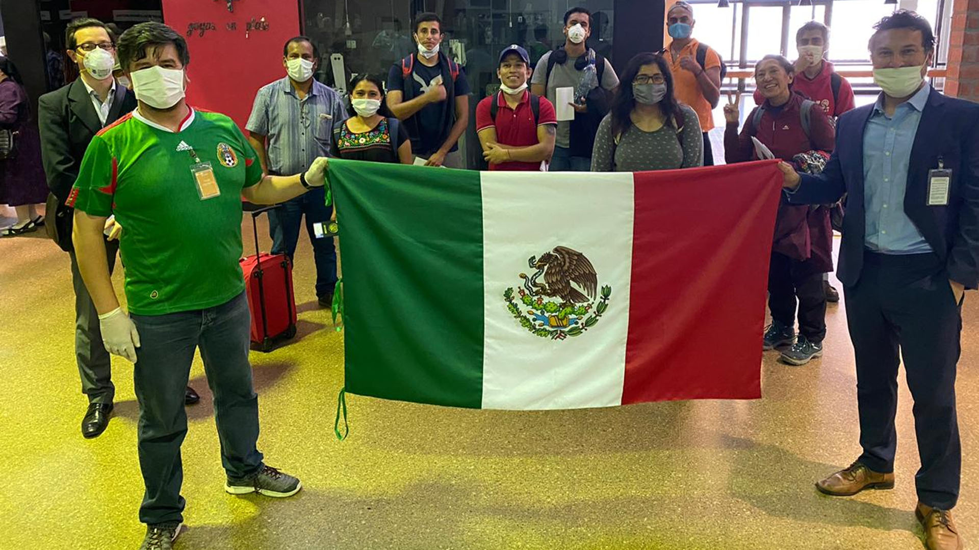 Arriban a México 161 connacionales varados en Bolivia y Perú Arriban a México 161 connacionales varados en Bolivia y Perú