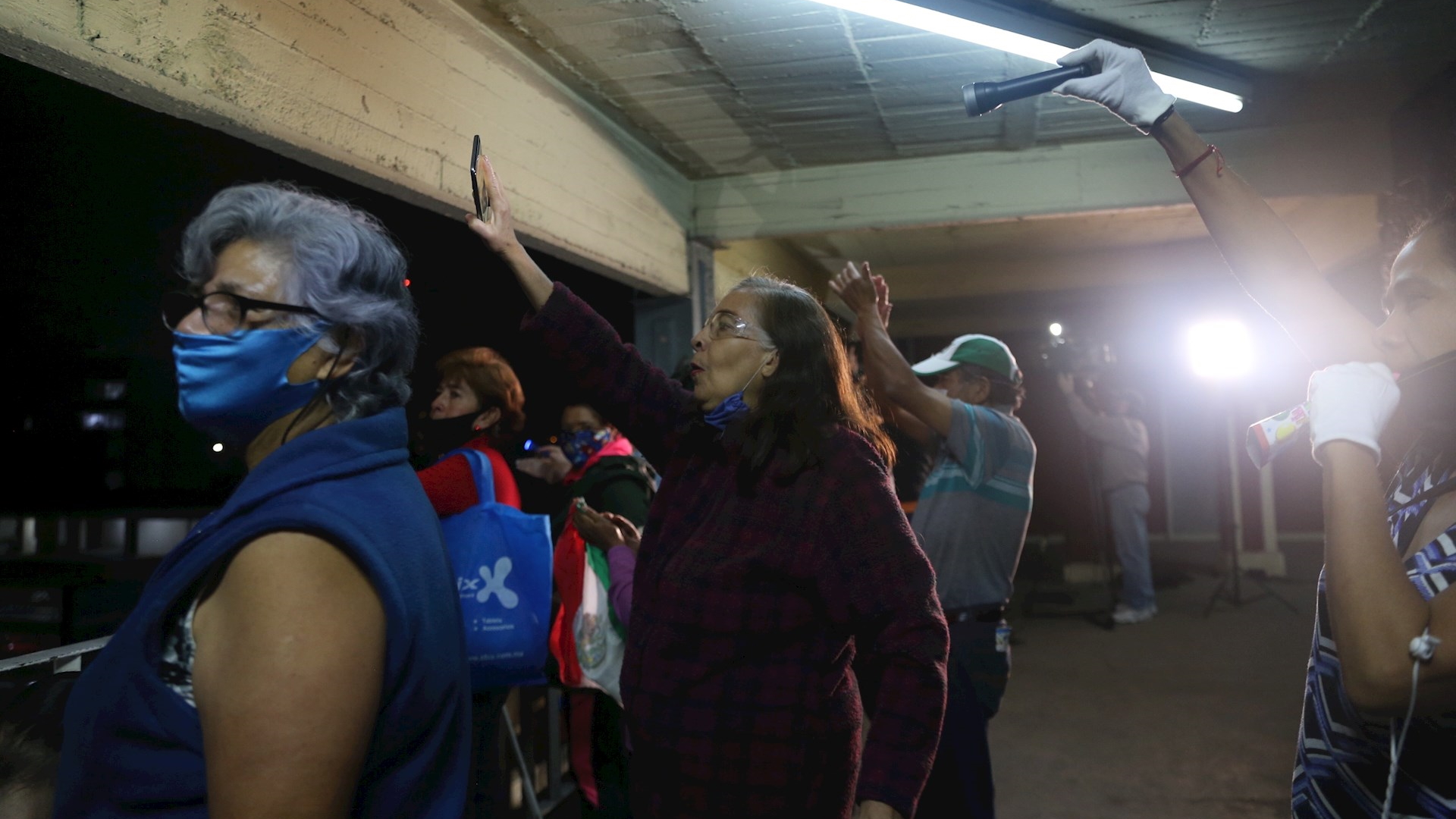 Vecinos aplauden a médicos del Hospital 20 de Noviembre que atienden COVID-19