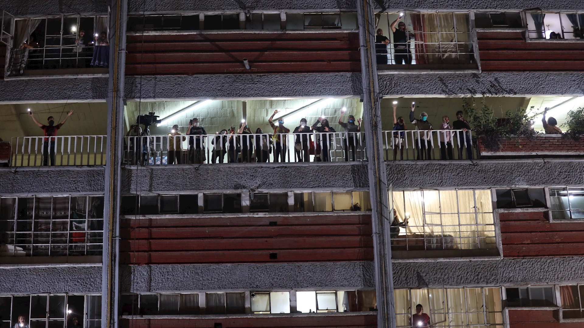 Vecinos aplauden a médicos del Hospital 20 de Noviembre que atienden COVID-19 - mexico-hospital-medicos-covid-19-coronavirus-multifamiliar-miguel-hidalgo-vecinos