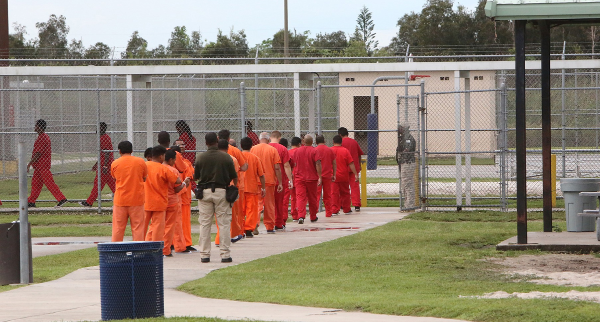 Aíslan a 238 internos del centro de detención de migrantes de Miami por COVID-19