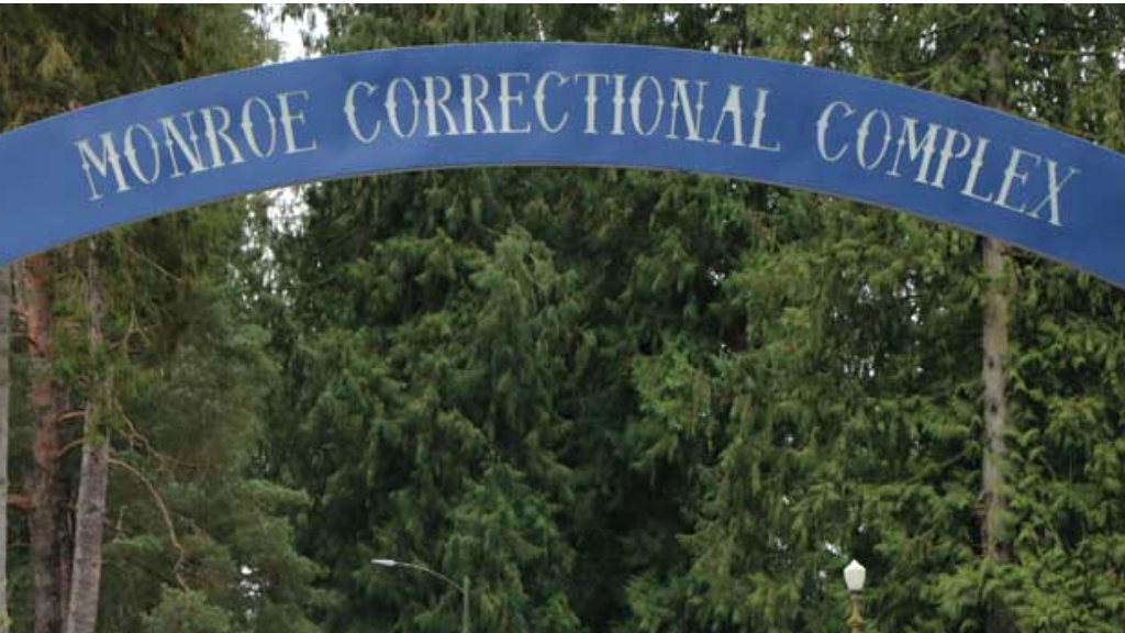 Reclusos en cárcel de Washington se amotinan e inician incendio