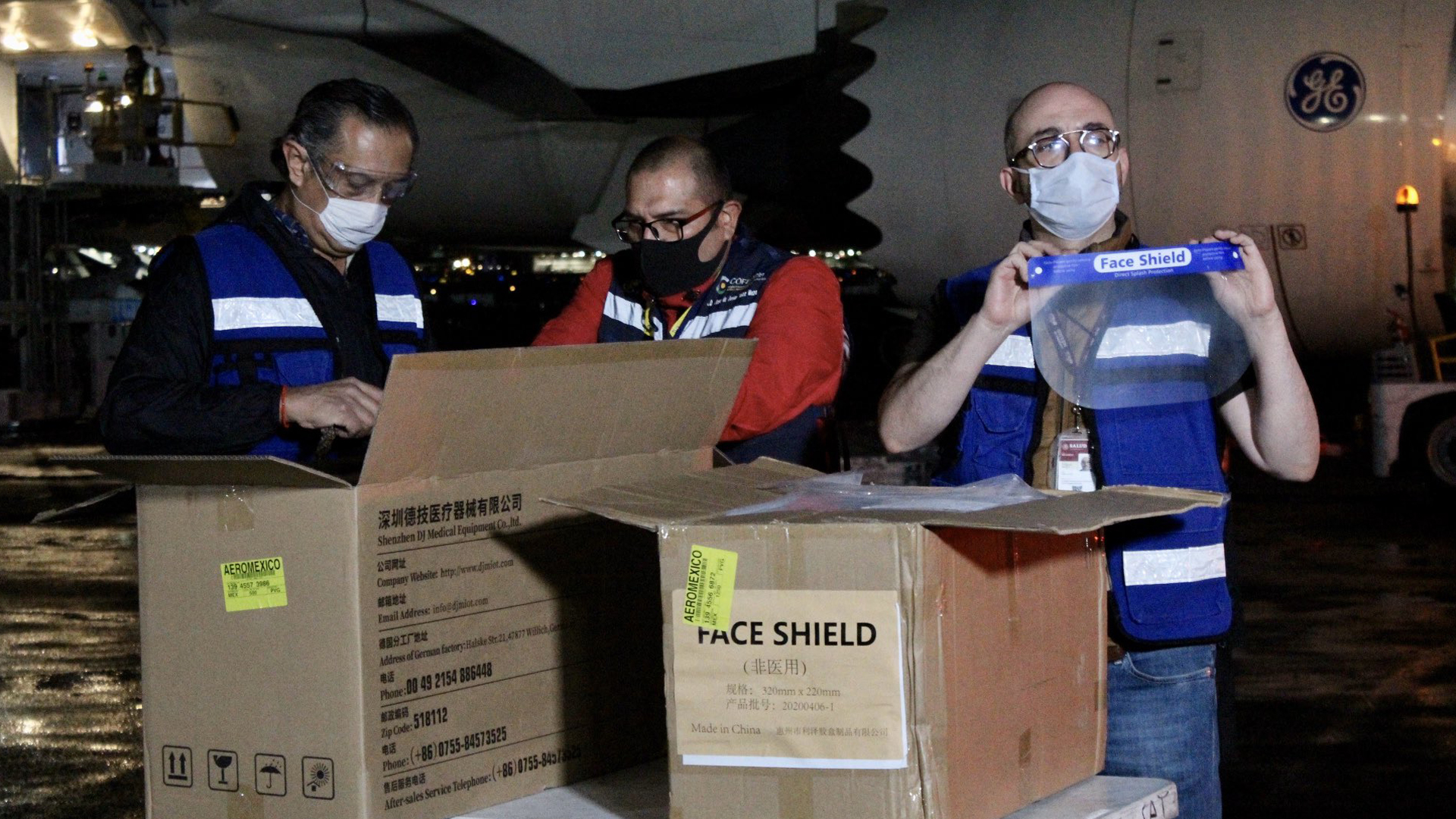 Llega a México séptimo vuelo con insumos médicos contra COVID-19 - muestra-a-medios-de-comunicacion-de-insumos-medicos-llegados-de-china