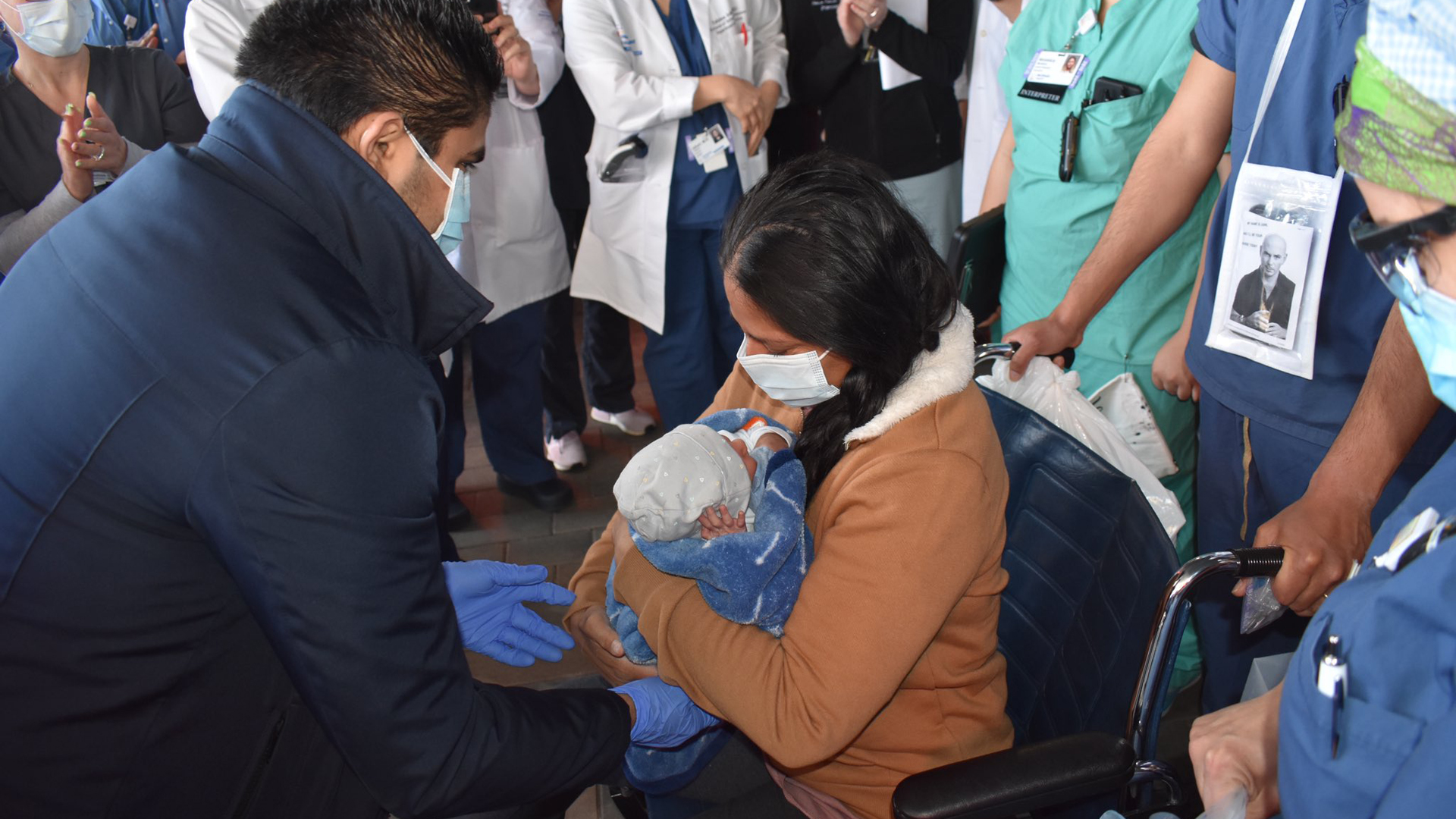 #Video Mujer con COVID-19 da a luz en coma y conoce a su bebé días después