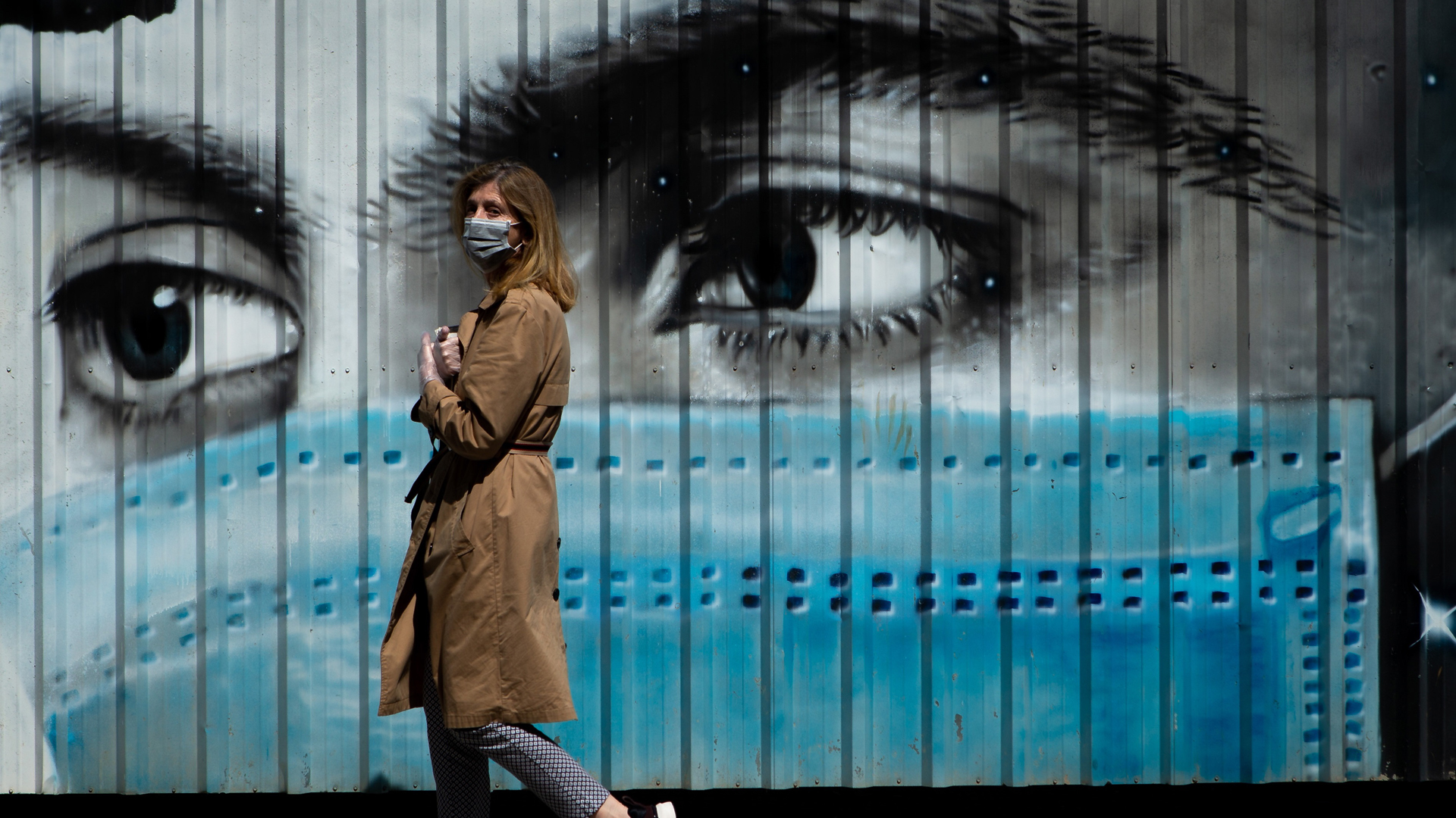 España fija horarios para que población salga de paseo o se ejercite - mujer-con-cubrebocas-contra-el-covid-19-en-espana