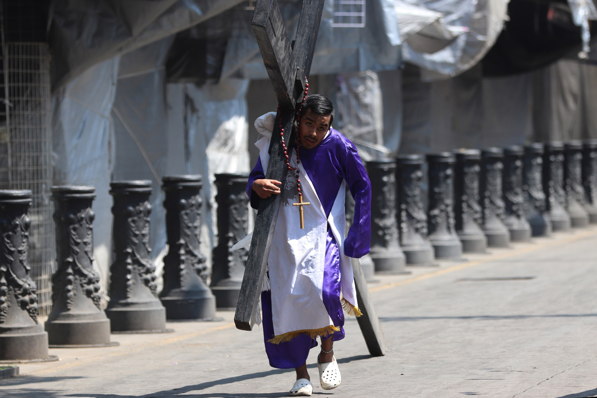 Así se vivió el Viacrucis de Iztapalapa sin feligreses - nazareno-solitario-en-viacrucis-de-iztapalapa