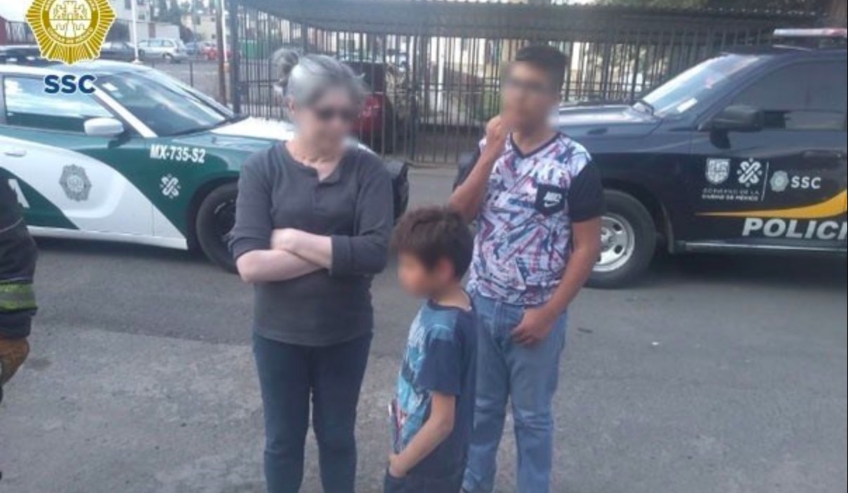 #Video Policía salva a menor de caer de un tercer piso en Tláhuac