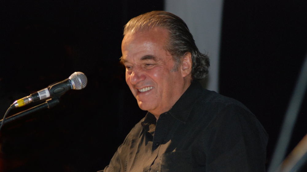 López Obrador envía abrazo a Óscar Chávez, con síntomas de COVID-19 López Obrador envía abrazo a Óscar Chávez, con síntomas de COVID-19