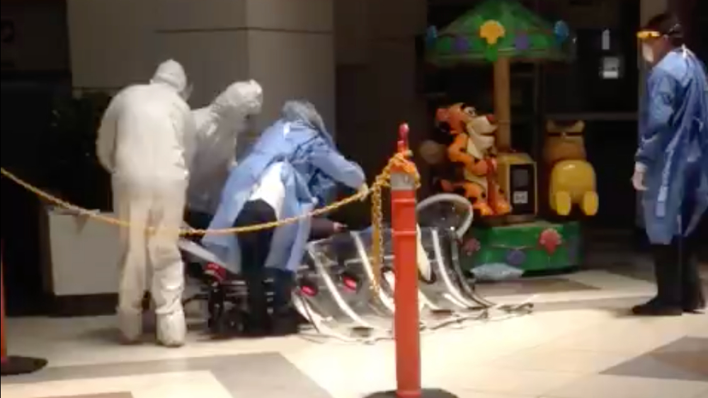 Trasladan a presunto paciente con COVID-19 en central de autobuses de Querétaro