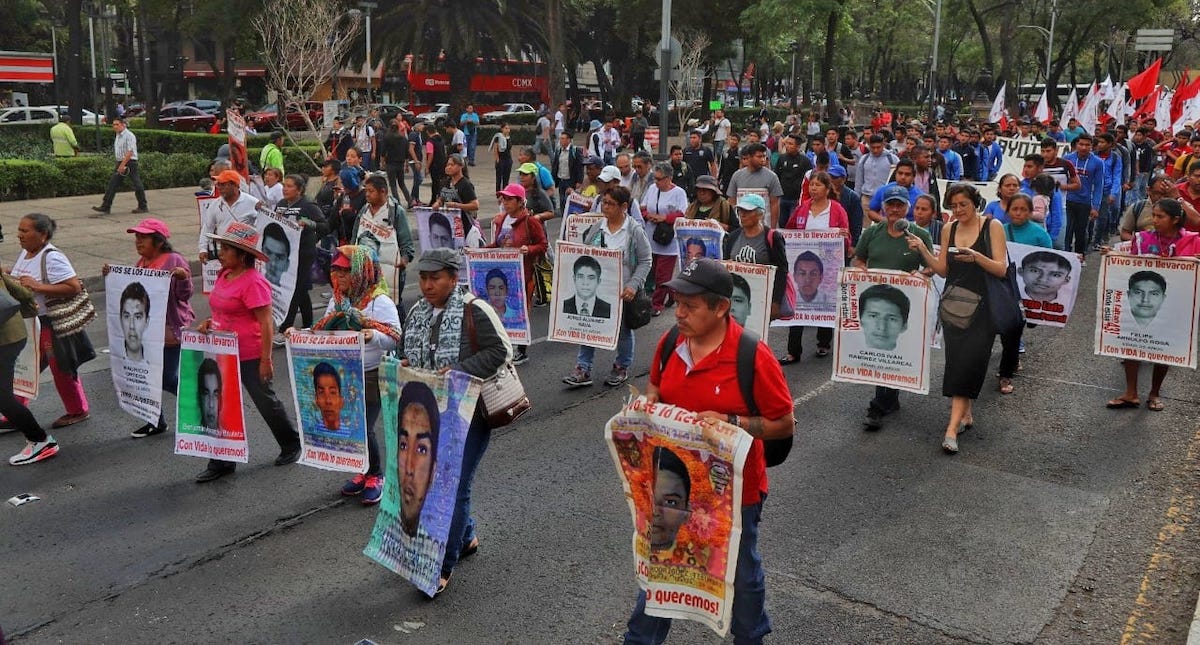 Padres de Ayotzinapa exigen no frenar búsqueda de desaparecidos
