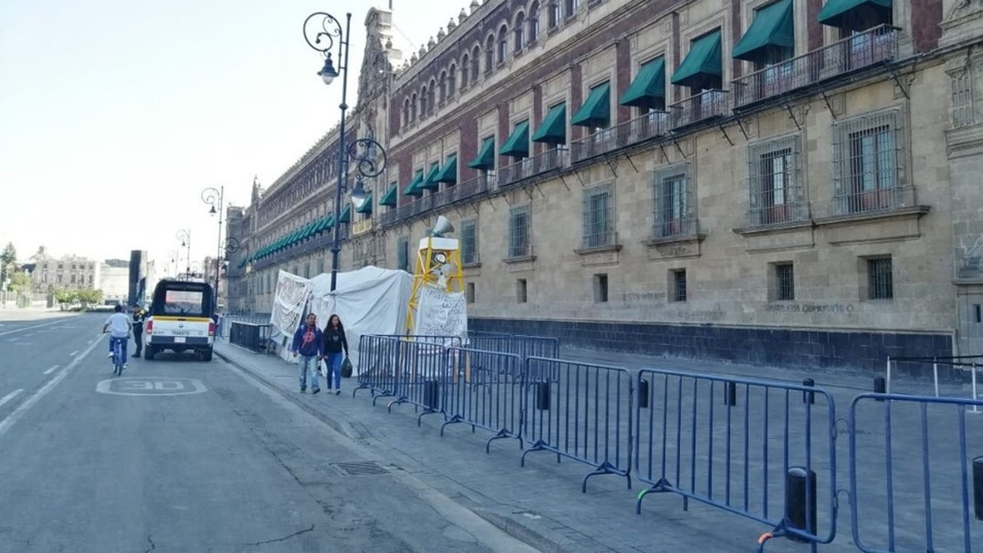 Gobierno capitalino cerca Palacio Nacional por COVID-19